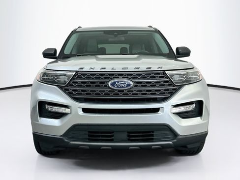 Used 2021 Ford Explorer XLT w/ Equipment Group 202A AWD/4WD image 2