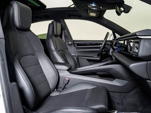 Certified 2025 Porsche Macan Electric image 15