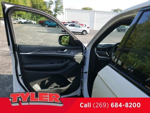 New 2025 Jeep Grand Cherokee Limited w/ Black Appearance Package image 22