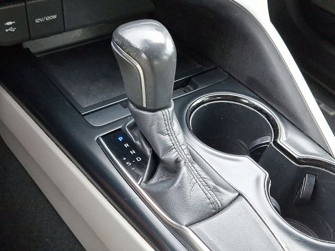 Used 2019 Toyota Camry image 16