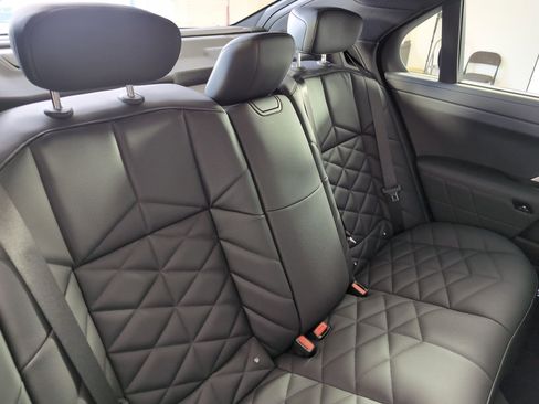 Used 2025 BMW 740i w/ Premium Package image 31