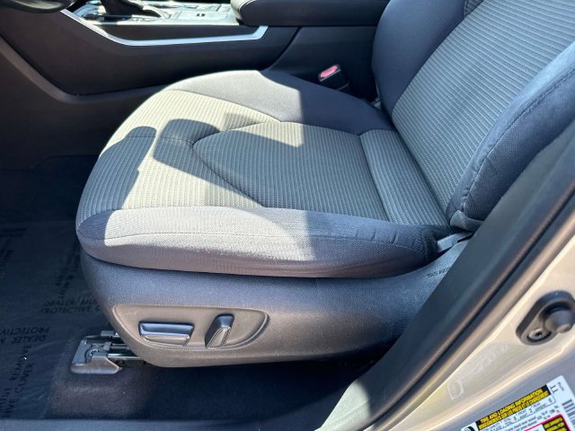 Used 2021 Toyota Highlander LE FWD image 21