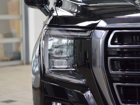 Used 2024 GMC Yukon AT4 AWD/4WD image 12