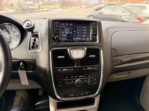 Used 2016 Chrysler Town & Country Touring image 13