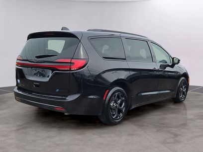 Used 2024 Chrysler Pacifica Premium
