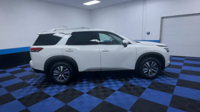 Used 2024 Nissan Pathfinder SL w/ Black Appearance Package AWD/4WD image 9