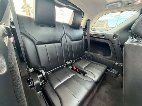 Used 2020 Land Rover Discovery SE AWD/4WD image 16