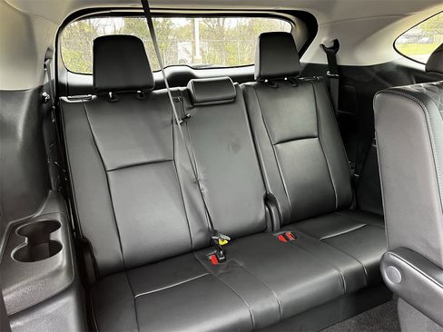 Used 2025 Toyota Highlander XLE image 28