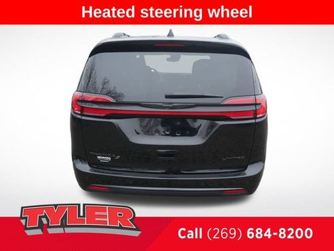Used 2025 Chrysler Pacifica Limited FWD image 7