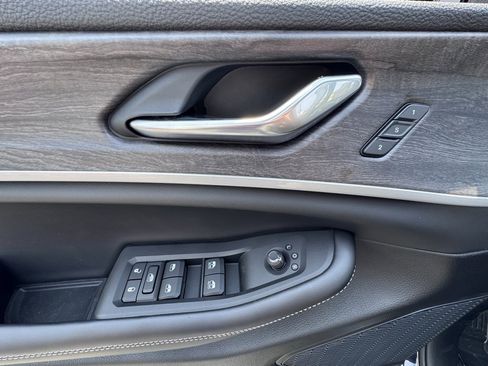 New 2025 Jeep Grand Cherokee L Limited w/ Black Appearance Package image 9