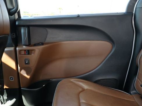 Used 2019 Chrysler Pacifica Limited w/ Advanced Safetytec Group FWD image 21