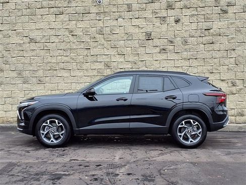 New 2026 Chevrolet Trax LT w/ Driver Confidence Package FWD image 2