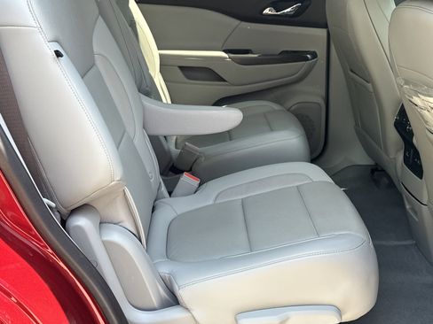 Used 2020 GMC Acadia SLT w/ Driver Alert Package II FWD image 15