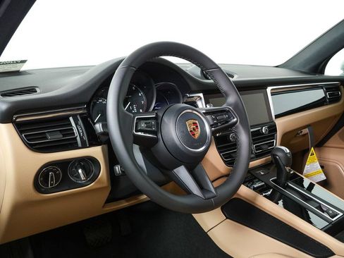 Certified 2026 Porsche Macan AWD/4WD image 4