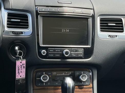 Used 2016 Volkswagen Touareg TDI AWD/4WD image 18