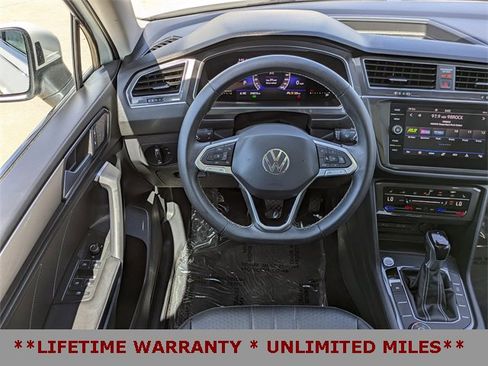 Used 2023 Volkswagen Tiguan SE image 17