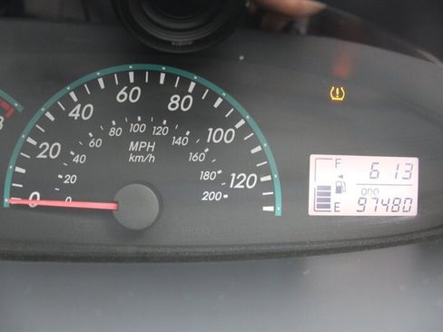 Used 2010 Toyota Yaris Sedan image 6