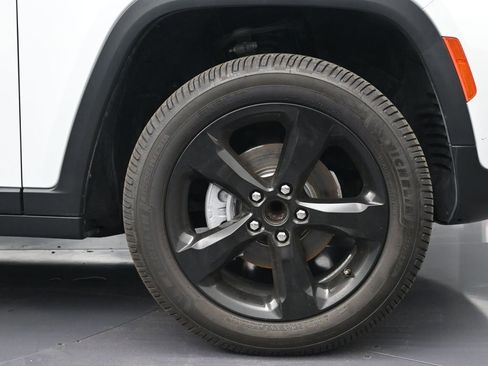 Used 2022 Jeep Grand Cherokee Altitude image 9