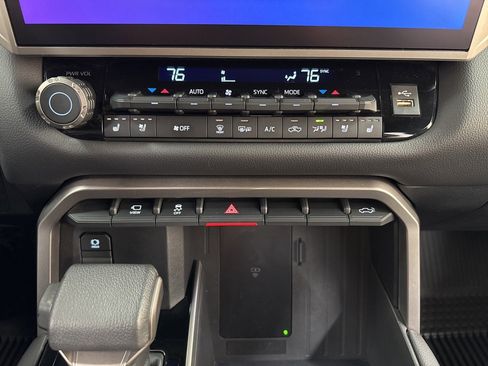 Used 2025 Toyota Tundra Limited image 31