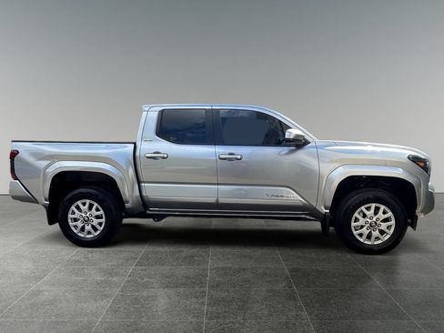 Used 2025 Toyota Tacoma SR5 AWD/4WD image 11