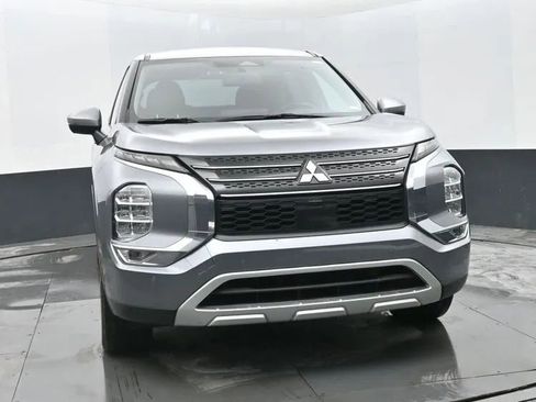 Used 2024 Mitsubishi Outlander FWD image 3
