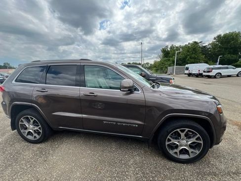 Used 2018 Jeep Grand Cherokee Limited AWD/4WD image 4