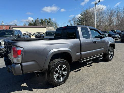 Used 2016 Toyota Tacoma TRD Sport image 11