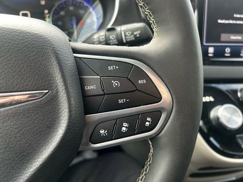 Used 2024 Chrysler Pacifica Touring-L image 18
