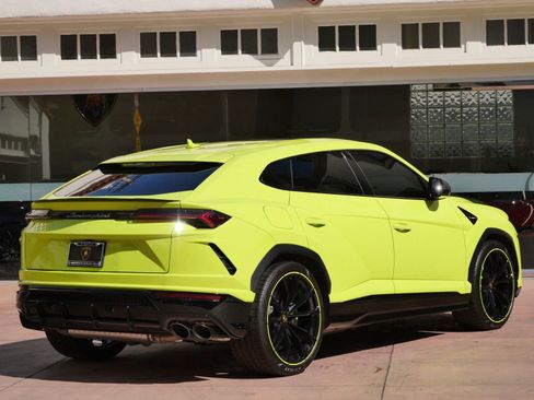 Used 2022 Lamborghini Urus AWD/4WD image 3