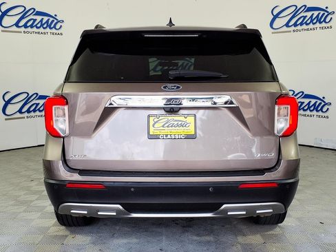 Used 2021 Ford Explorer XLT w/ Equipment Group 202A AWD/4WD image 4