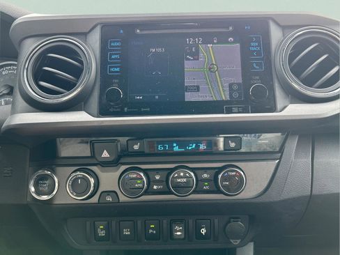 Used 2017 Toyota Tacoma TRD Sport image 18