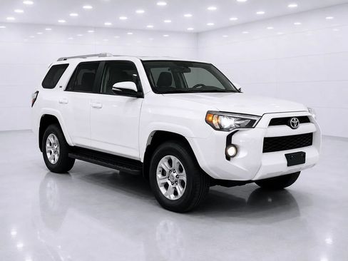 Used 2017 Toyota 4Runner SR5 AWD/4WD image 7
