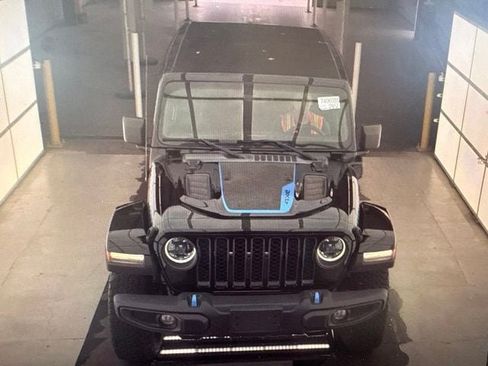 Used 2023 Jeep Wrangler Unlimited Rubicon 4xe w/ Cold Weather Group AWD/4WD image 11