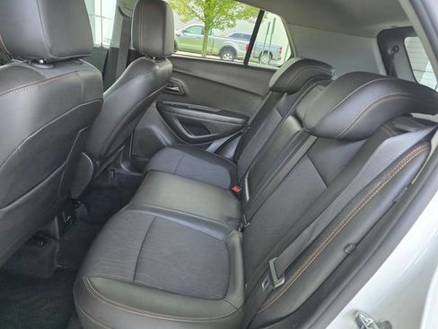 Used 2020 Chevrolet Trax LT w/ LT Convenience Package AWD/4WD image 17
