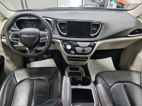 Used 2022 Chrysler Pacifica Touring-L AWD/4WD image 3