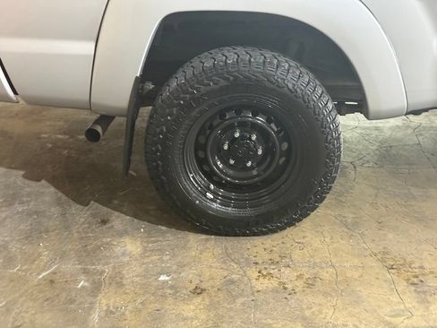 Used 2013 Toyota Tacoma 4x4 Access Cab V6 w/ TRD Sport Pkg image 5