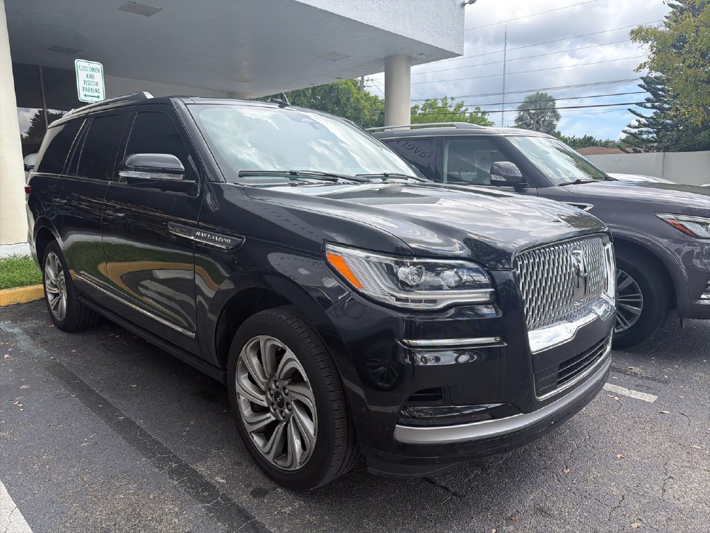 Used 2022 Lincoln Navigator 2WD image 3