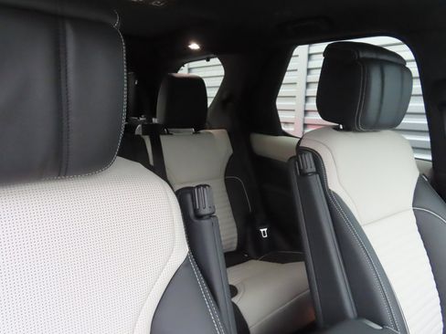 New 2024 Land Rover Discovery Dynamic SE image 4