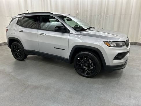 Used 2025 Jeep Compass Latitude w/ Convenience Group AWD/4WD image 1