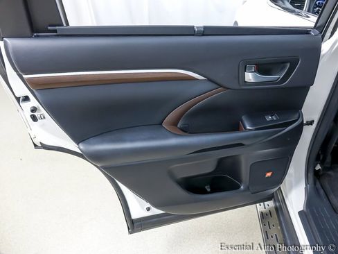 Used 2015 Toyota Highlander Limited Platinum image 21