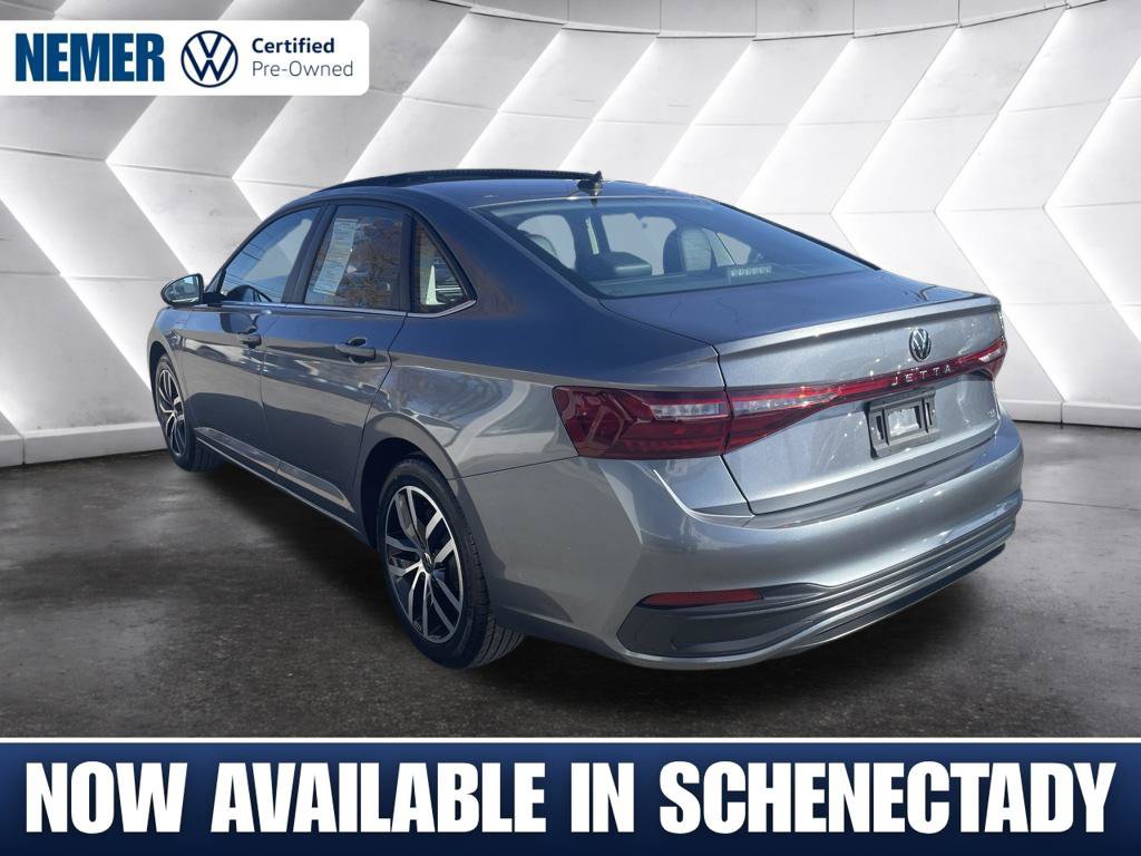 Used 2025 Volkswagen Jetta SE FWD image 3