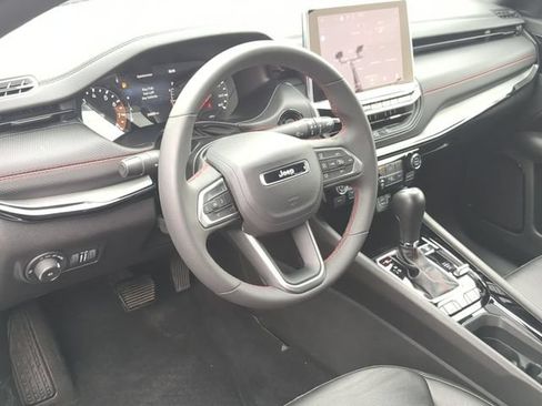 Used 2025 Jeep Compass Trailhawk AWD/4WD image 2