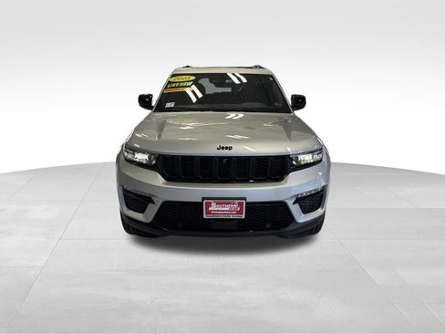 Used 2025 Jeep Grand Cherokee Limited w/ Luxury Tech Group II RWD image 9