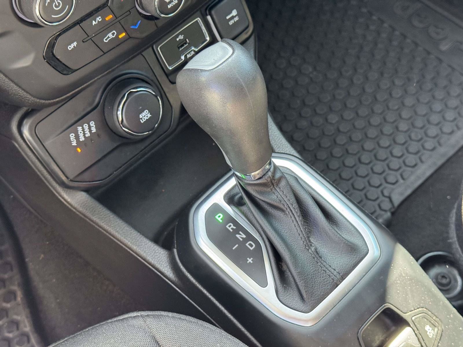 Used 2020 Jeep Renegade Latitude w/ UConnect 8.4 Nav Group AWD/4WD image 26