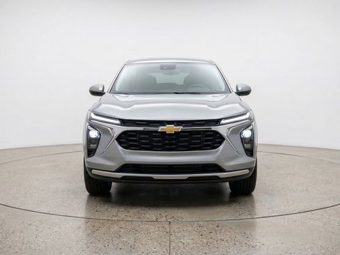 Used 2025 Chevrolet Trax LT FWD image 2