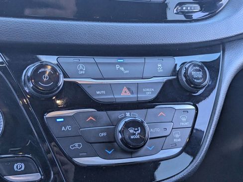 Used 2020 Chrysler Pacifica Touring w/ S Appearance Package FWD image 22