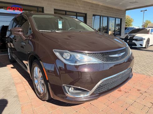 Used 2019 Chrysler Pacifica Touring-L image 12