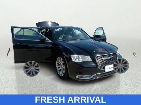 Used 2017 Chrysler 300 Limited w/ Value Package RWD image 8