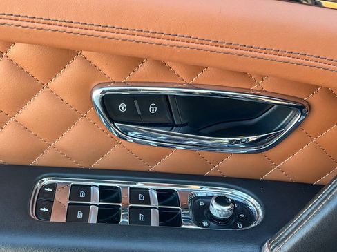 Used 2019 Bentley Bentayga image 28