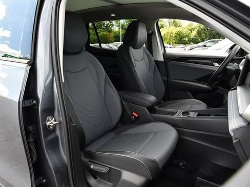 Certified 2025 Volkswagen Tiguan SE w/ Panoramic Sunroof Package AWD/4WD image 19